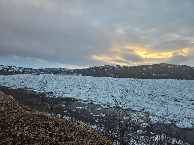 is som brytes opp p&aring; en stor elv